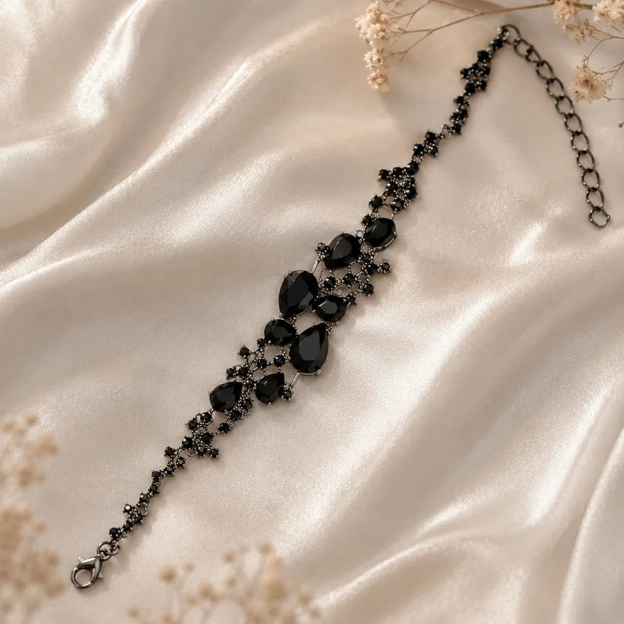 Boucles d'oreilles et bague en cristal noir de la parure Hala Paris